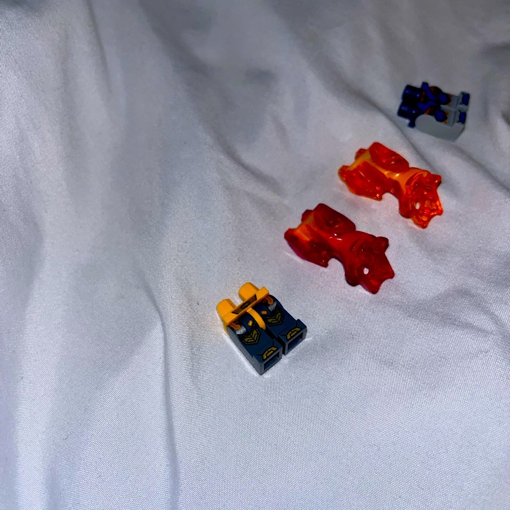 Lego Nexo Knights leg pieces